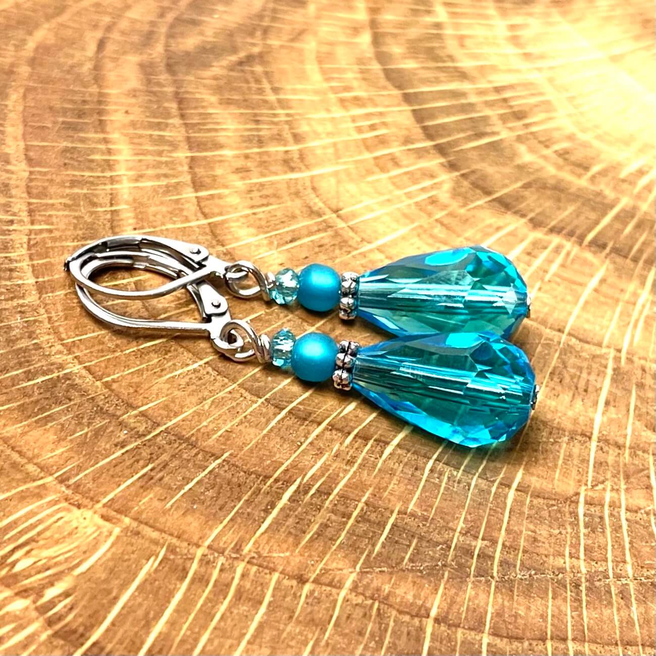 Edelstahl tropfen Ohrringe mit hellblauer Glasschliffperle im Vintage Stil Edelstahl tropfen Ohrringe mit hellblauer Glasschliffperle im Vintage Stil