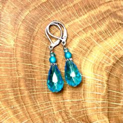 Edelstahl tropfen Ohrringe mit hellblauer Glasschliffperle im Vintage Stil Edelstahl tropfen Ohrringe mit hellblauer Glasschliffperle im Vintage Stil