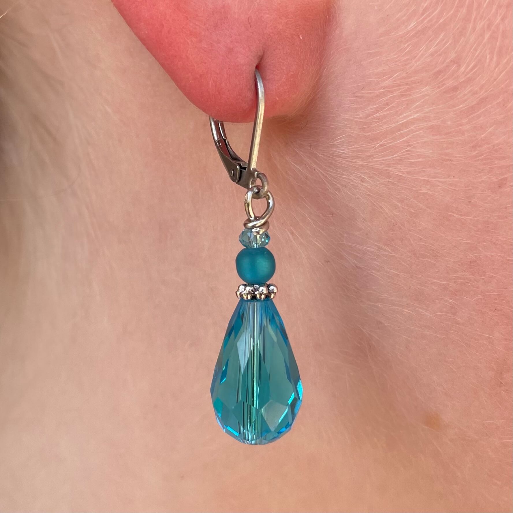 Edelstahl tropfen Ohrringe mit hellblauer Glasschliffperle im Vintage Stil Edelstahl tropfen Ohrringe mit hellblauer Glasschliffperle im Vintage Stil