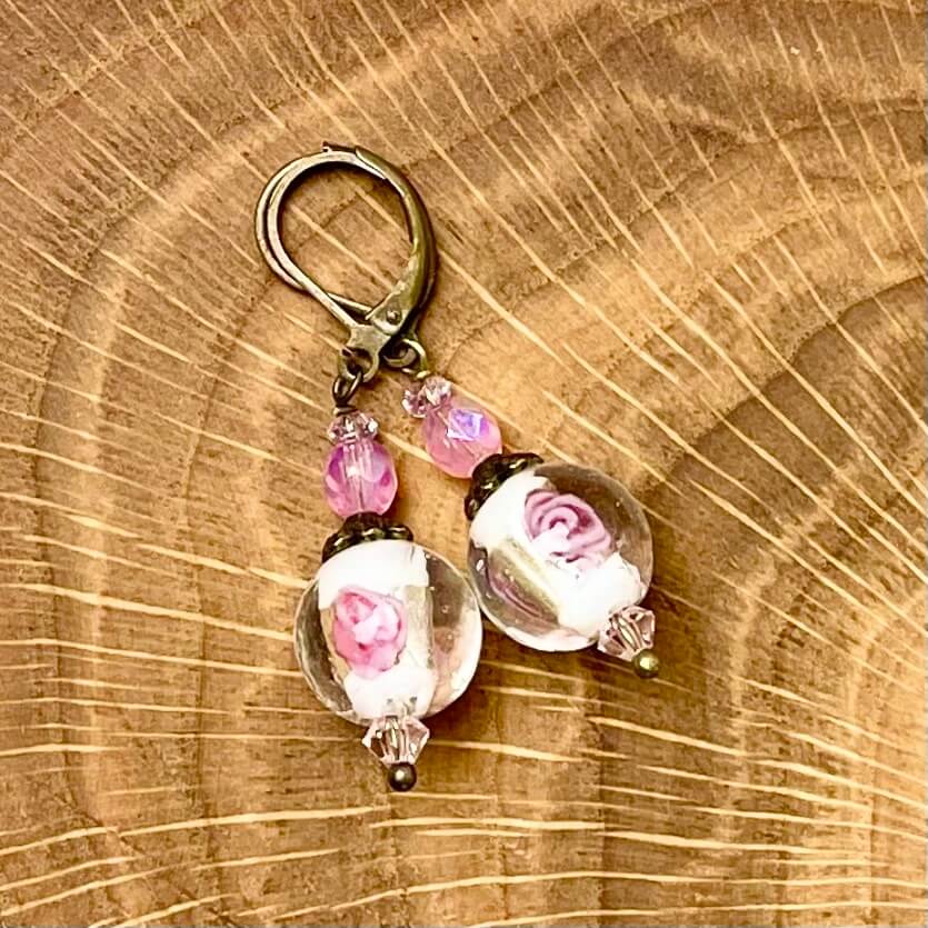 Vintage Ohrringe Bronze rosa mit Rosen Lampwork Perle Vintage Ohrringe Bronze rosa mit Rosen Lampwork Perle
