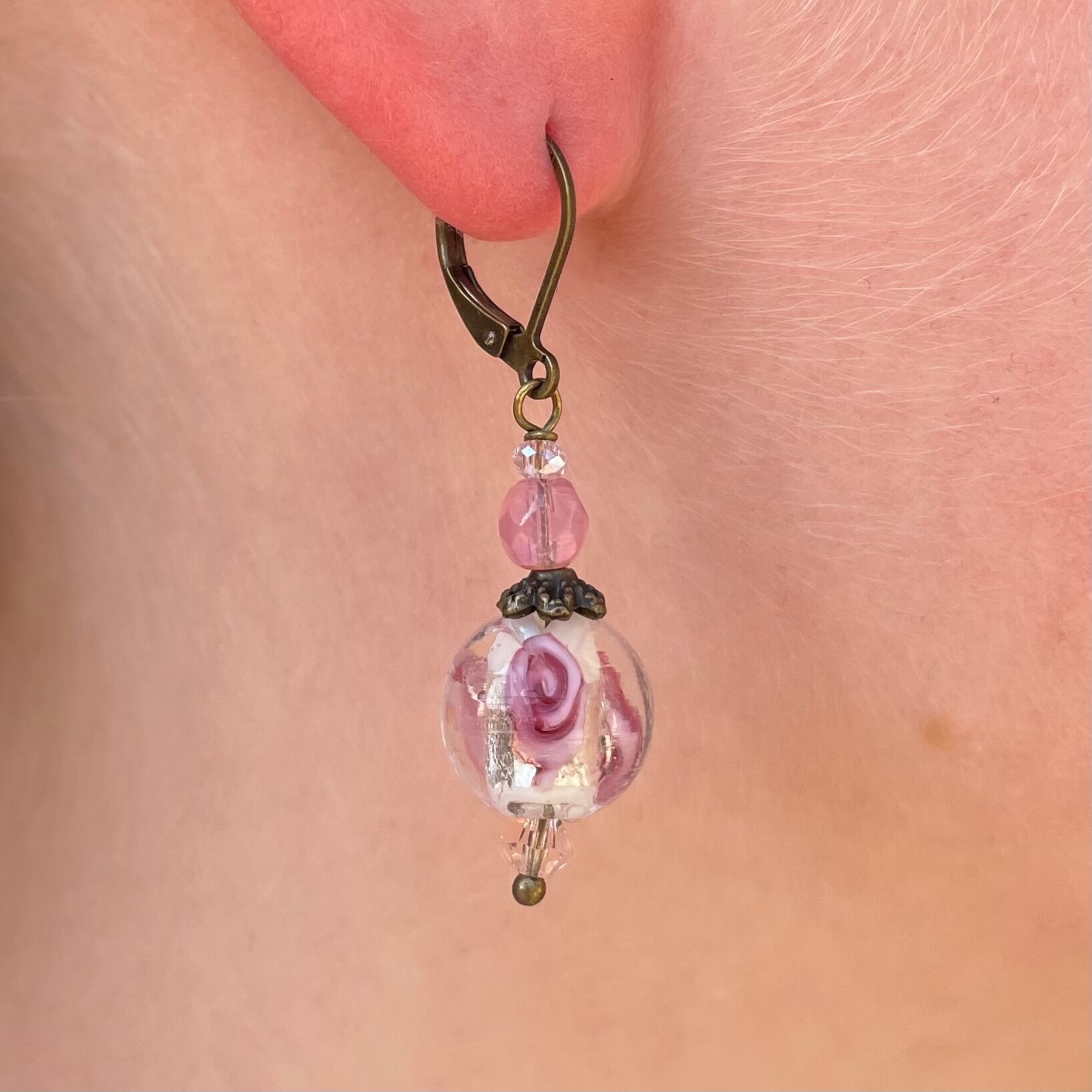 Vintage Ohrringe Bronze rosa mit Rosen Lampwork Perle Vintage Ohrringe Bronze rosa mit Rosen Lampwork Perle