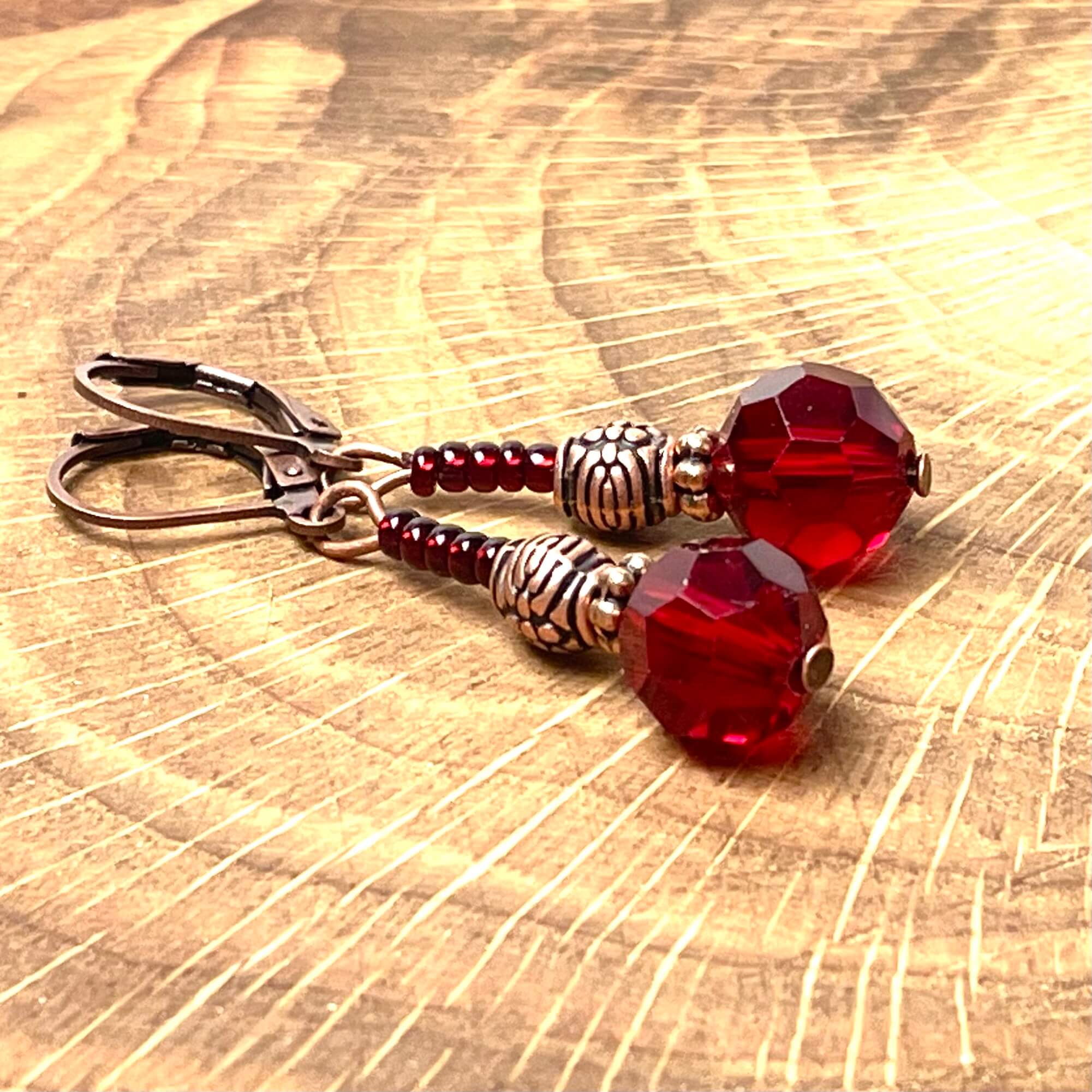 Vintage Ohrringe Kupfer mit böhmischen Glasschliffperlen in rot Vintage Ohrringe Kupfer mit böhmischen Glasschliffperlen in rot