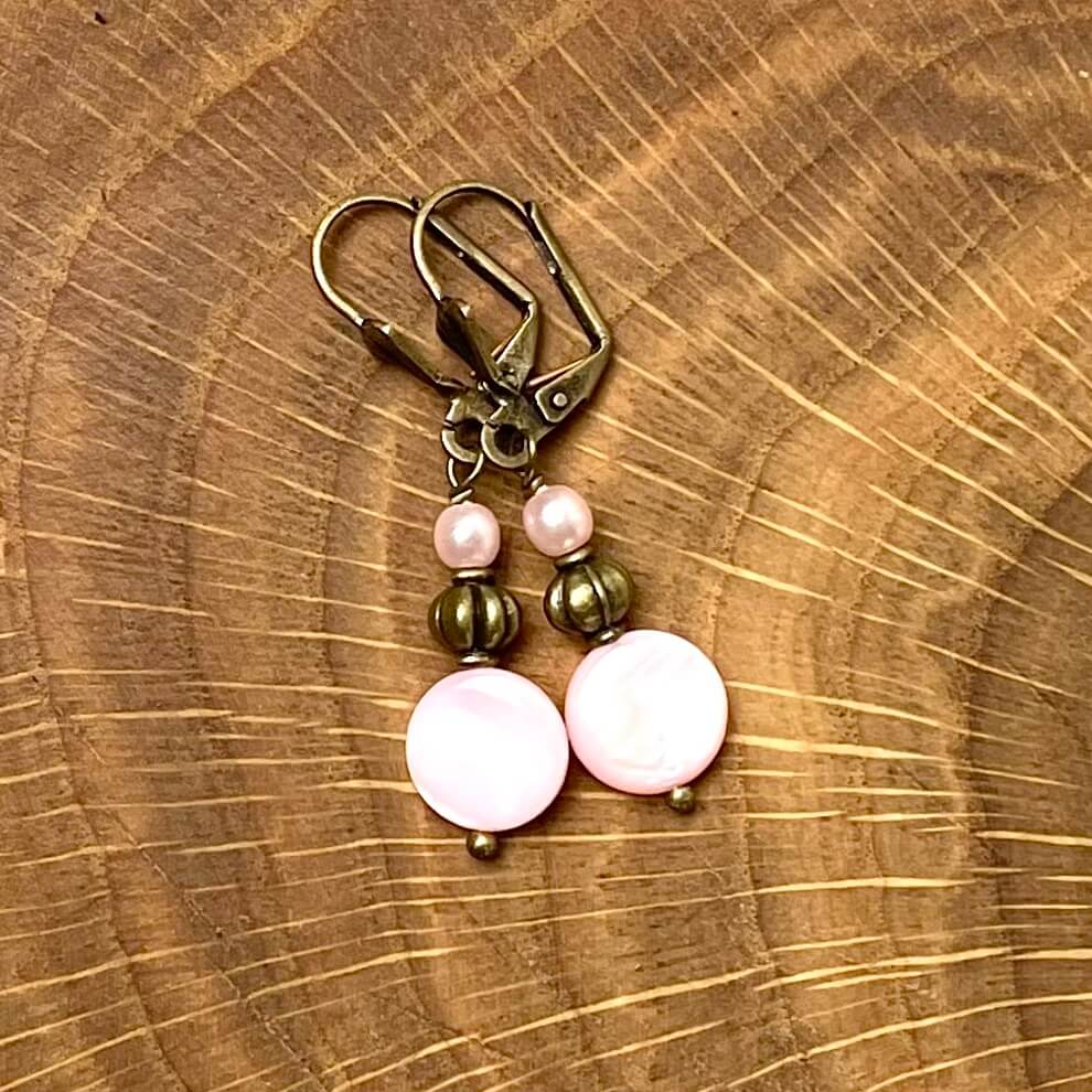 Vintage Ohrringe Bronze mit zart rosa Perlmuttperlen Vintage Ohrringe Bronze mit zart rosa Perlmuttperlen