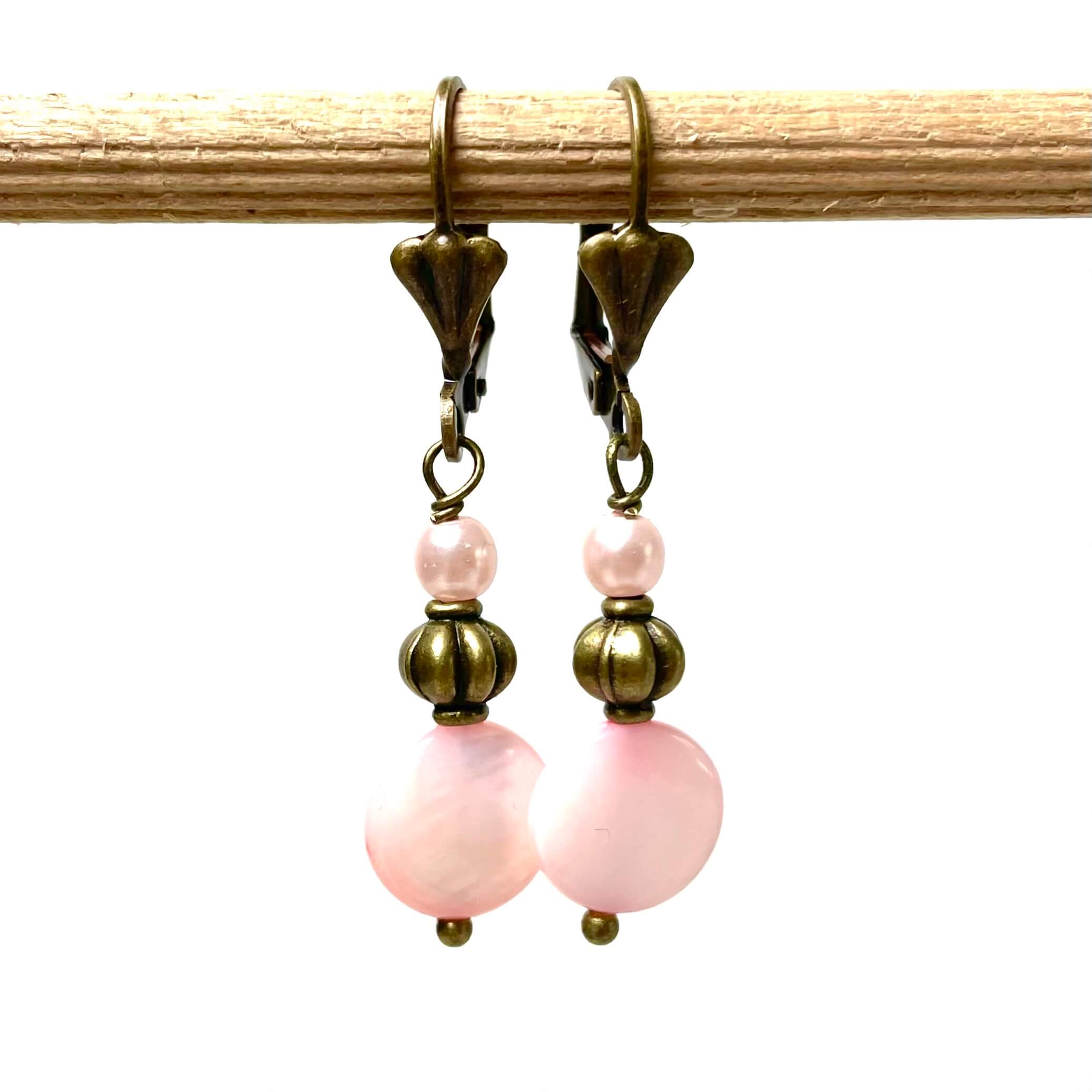 Vintage Ohrringe Bronze mit zart rosa Perlmuttperlen Vintage Ohrringe Bronze mit zart rosa Perlmuttperlen