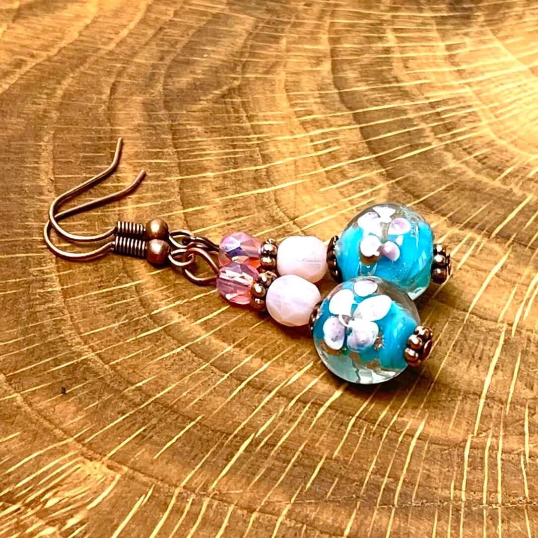 Vintage Ohrringe Kupfer mit Lampwork Glasperlen in rosa und blau Vintage Ohrringe Kupfer mit Lampwork Glasperlen in rosa und blau