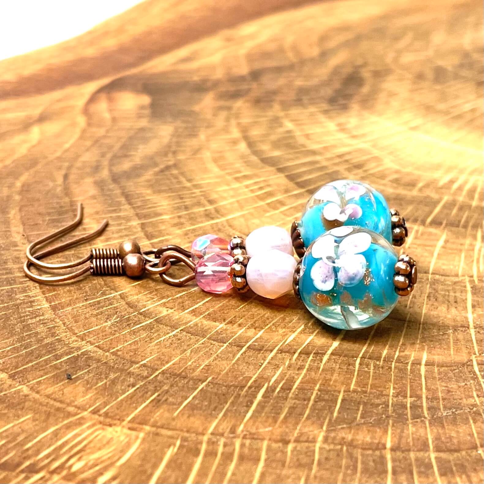 Vintage Ohrringe Kupfer mit Lampwork Glasperlen in rosa und blau Vintage Ohrringe Kupfer mit Lampwork Glasperlen in rosa und blau