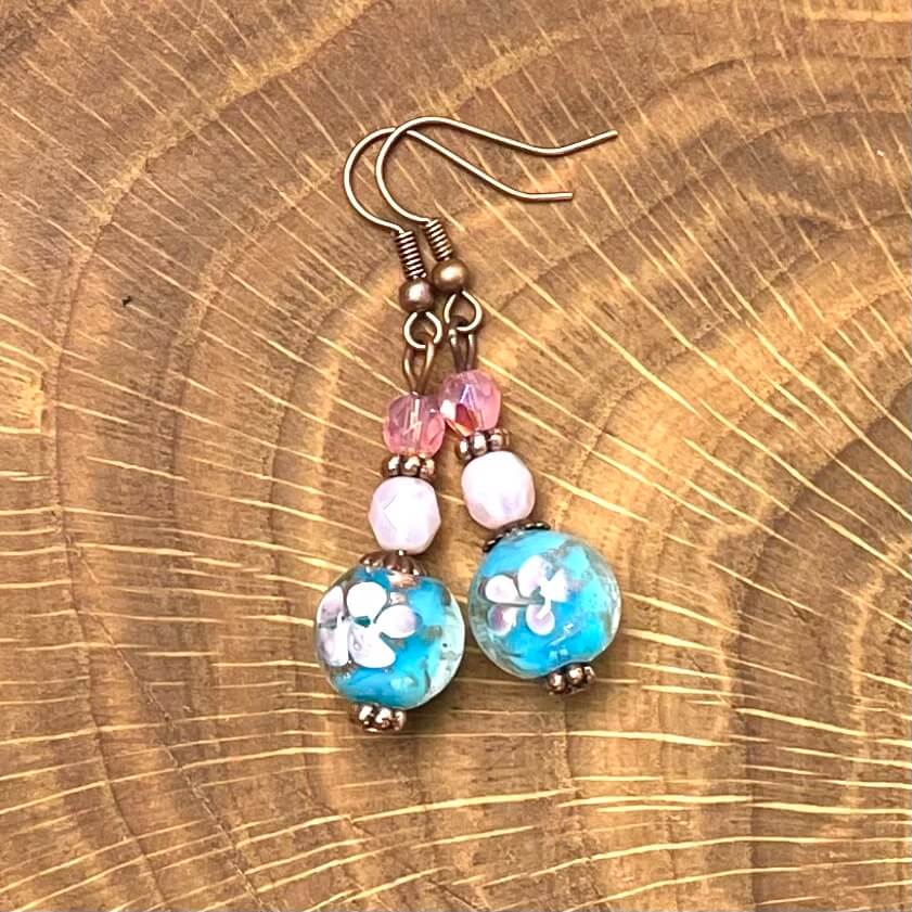 Vintage Ohrringe Kupfer mit Lampwork Glasperlen in rosa und blau Vintage Ohrringe Kupfer mit Lampwork Glasperlen in rosa und blau