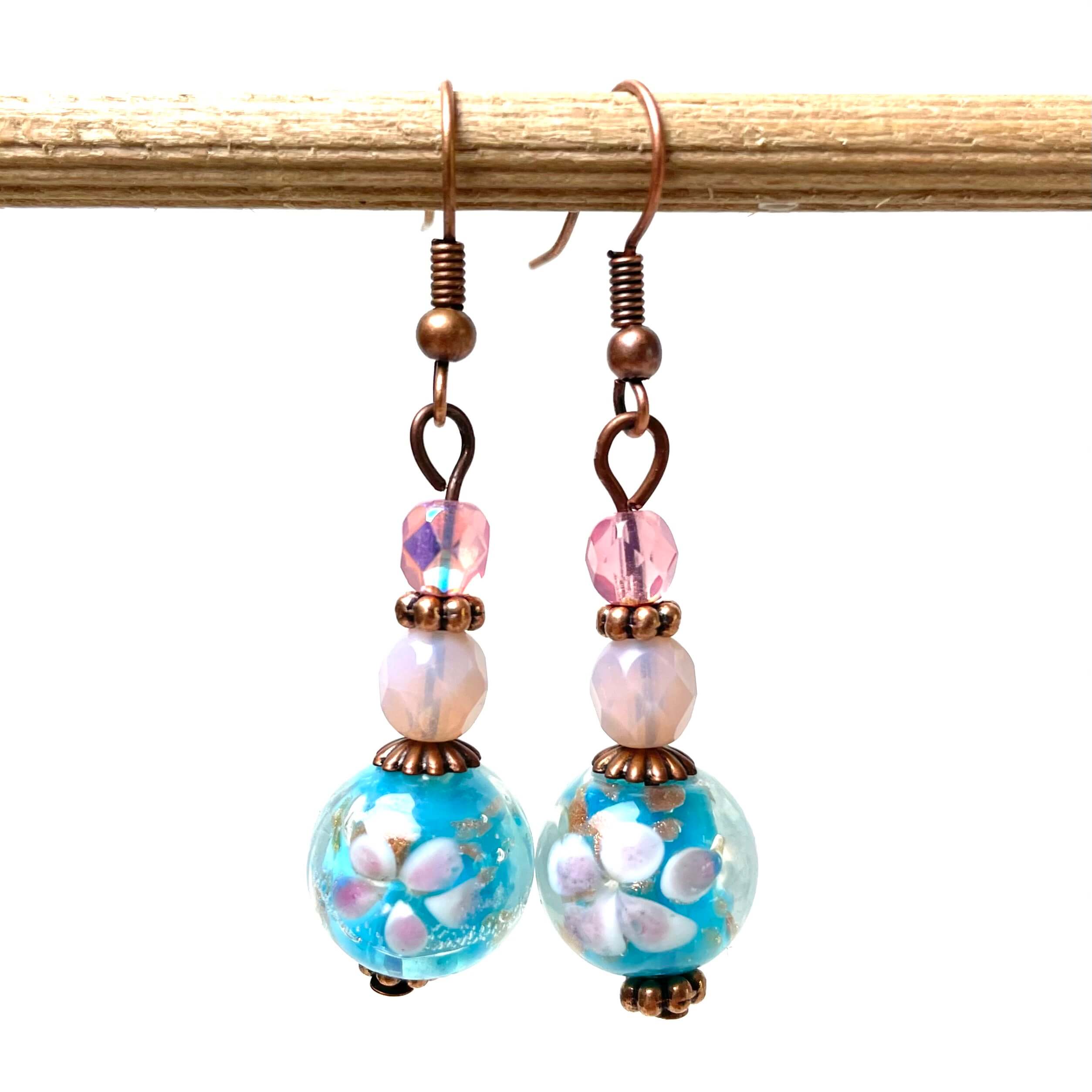 Vintage Ohrringe Kupfer mit Lampwork Glasperlen in rosa und blau Vintage Ohrringe Kupfer mit Lampwork Glasperlen in rosa und blau