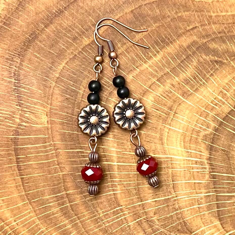 Vintage Ohrringe Kupfer mit Blume und rot schwarzen Perlen Vintage Ohrringe Kupfer mit Blume und rot schwarzen Perlen