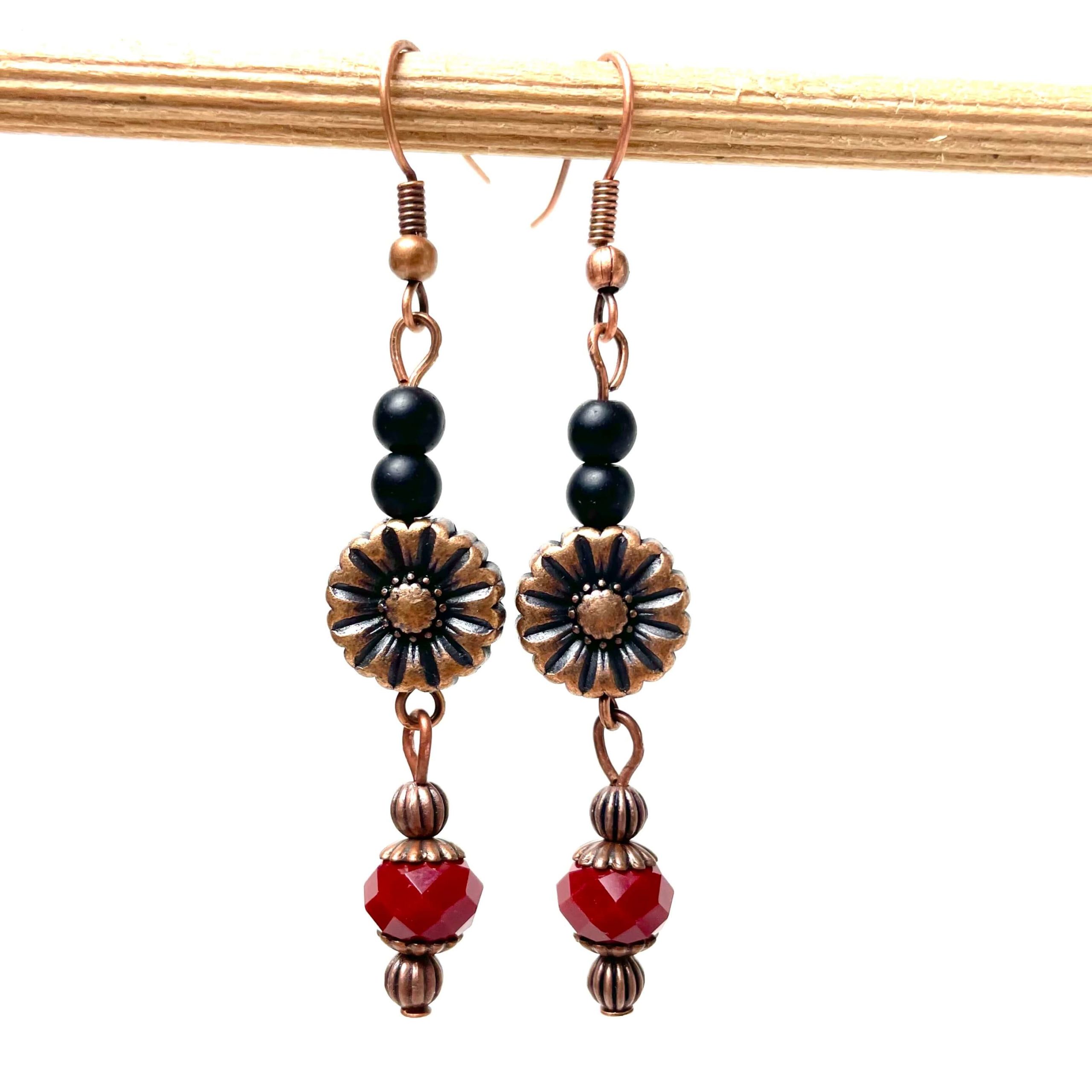 Vintage Ohrringe Kupfer mit Blume und rot schwarzen Perlen Vintage Ohrringe Kupfer mit Blume und rot schwarzen Perlen