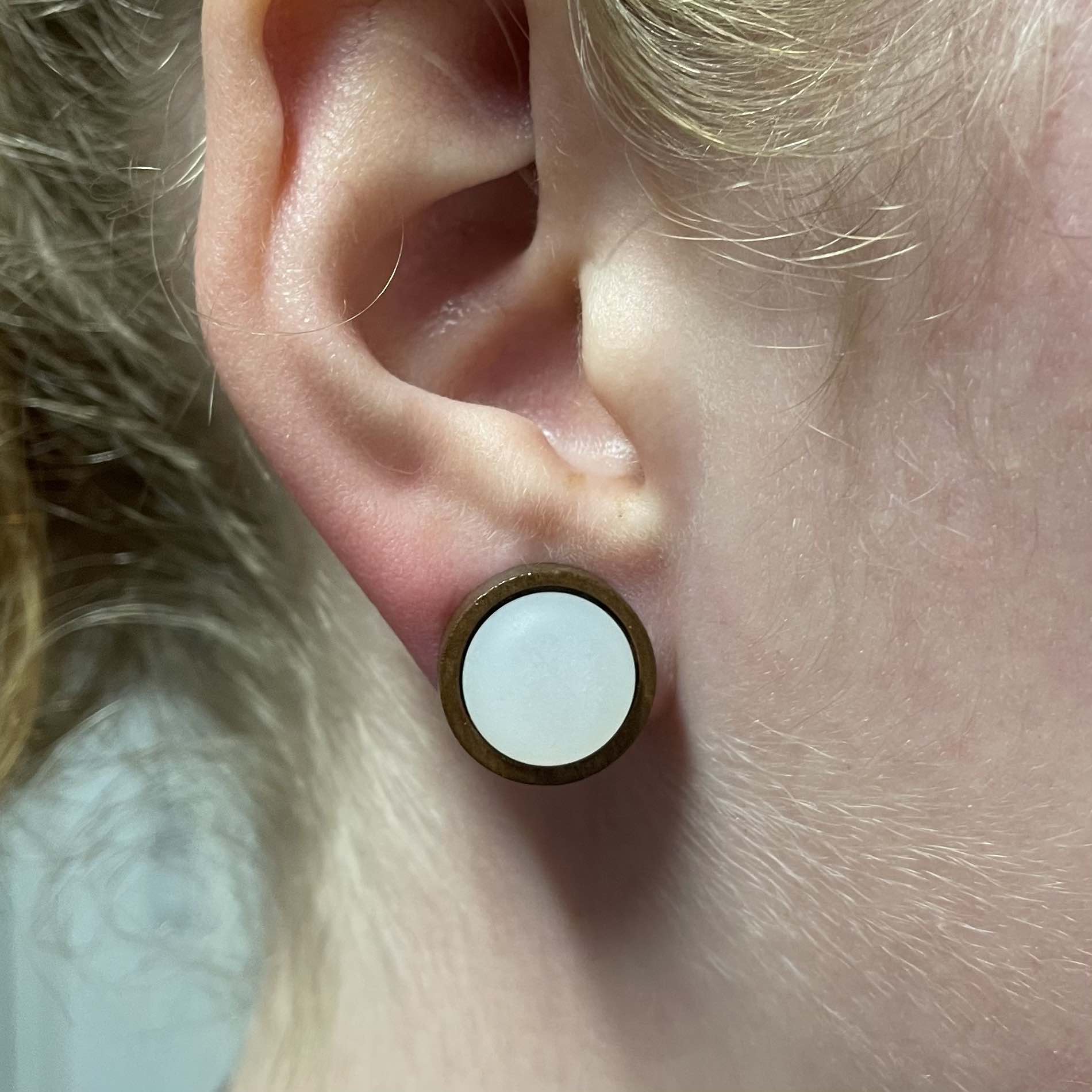Edelstahl Ohrstecker aus Holz mit matten Polaris Perlen – Farbwahl Edelstahl Ohrstecker aus Holz mit matten Polaris Perlen - Farbwahl