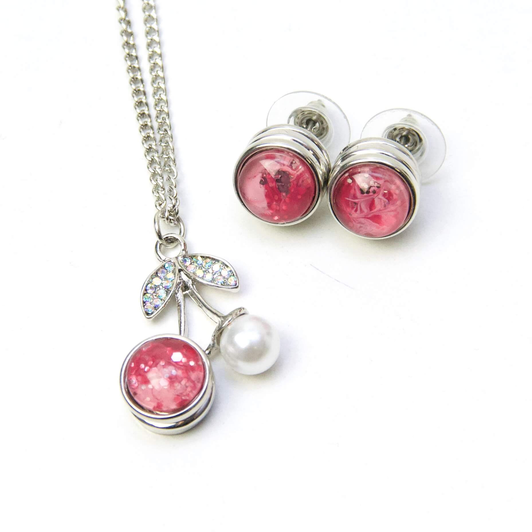 Druckknopf Set Perlen Kirsch Anhänger mit Kette und Ohrringe – Farbwahl Druckknopf Set Perlen Kirsch Anhänger mit Kette und Ohrringe - Farbwahl