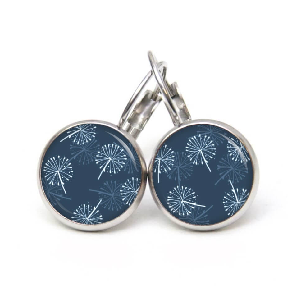 Ohrstecker, Ohrhänger, Clipse & Druckknopf – Motiv kleine Pusteblumen blau weiß – Schmuck aus Edelstahl Ohrstecker, Ohrhänger, Clipse & Druckknopf – Motiv kleine Pusteblumen blau weiß – Schmuck aus Edelstahl