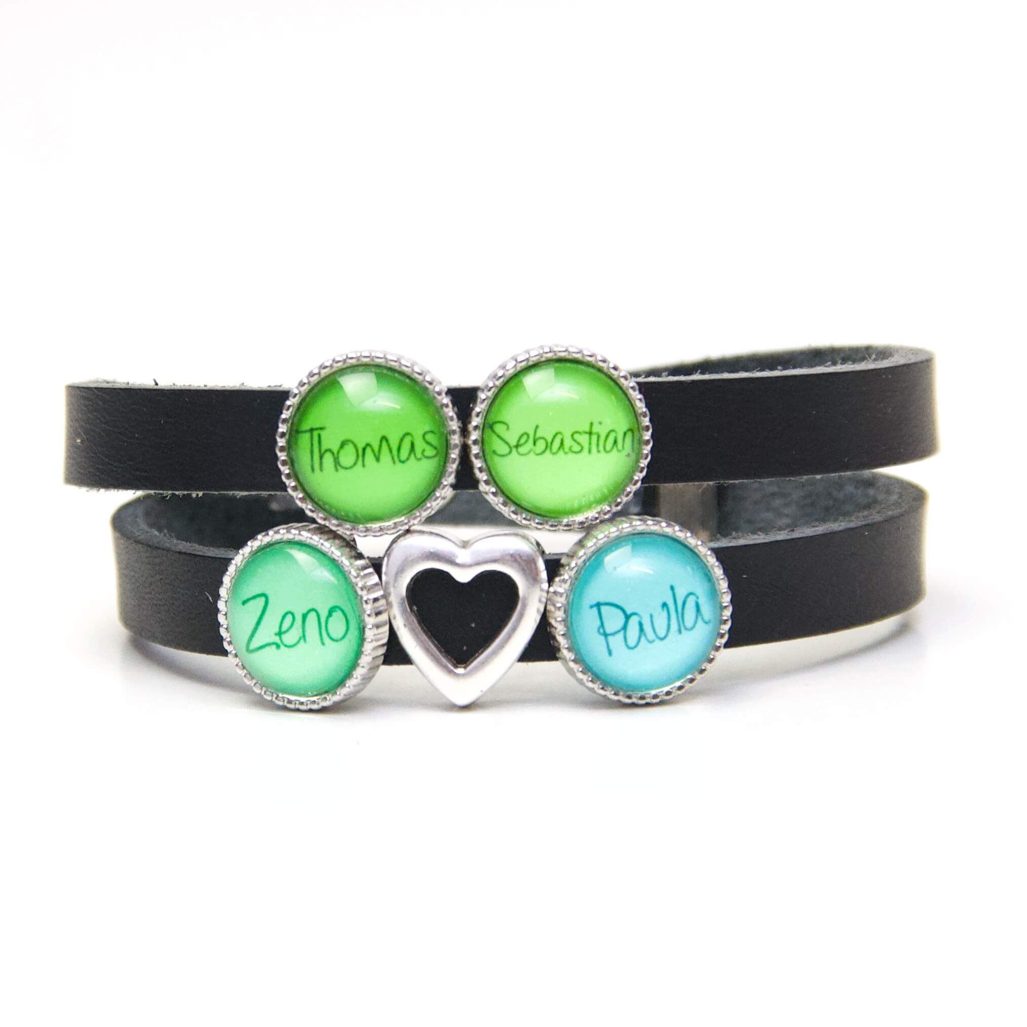 Personalisiertes Lederarmband mit 4 Wunsch Namen und Herz – Geschenkidee – Just Trisha Personalisiertes Lederarmband mit 4 Wunsch Namen und Herz - Geschenkidee - Just Trisha