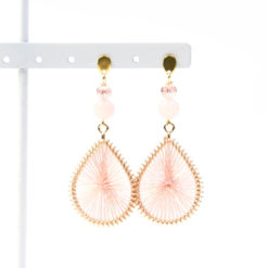 Elegant gehäkelte Ohrhänger Gold Rosa – Handmade Edelstahl Ohrringe | Just Trisha | Kleine Auflage Geschenkidee Elegant gehäkelte Ohrhänger Gold Rosa – Handmade Edelstahl Ohrringe | Just Trisha | Kleine Auflage Geschenkidee