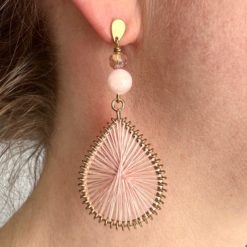 Elegant gehäkelte Ohrhänger Gold Rosa – Handmade Edelstahl Ohrringe | Just Trisha | Kleine Auflage Geschenkidee