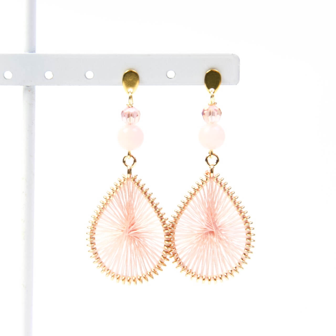 Elegant gehäkelte Ohrhänger Gold Rosa – Handmade Edelstahl Ohrringe | Just Trisha | Kleine Auflage Geschenkidee Elegant gehäkelte Ohrhänger Gold Rosa – Handmade Edelstahl Ohrringe | Just Trisha | Kleine Auflage Geschenkidee
