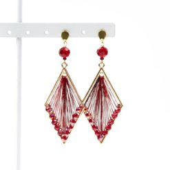 Elegante gehäkelte Edelstahl Ohrhänger in gold und dunkelrot mit Glaskristall