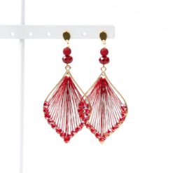 Elegante gehäkelte Edelstahl Ohrhänger in gold und dunkelrot