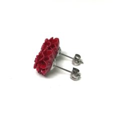 Chrysanthemen Ohrstecker Rubinrot – Handmade Edelstahl | Blumenohrringe von Just Trisha | Kleine Auflage Geschenkidee Chrysanthemen Ohrstecker Rubinrot - Handmade Edelstahl | Blumenohrringe von Just Trisha | Kleine Auflage Geschenkidee