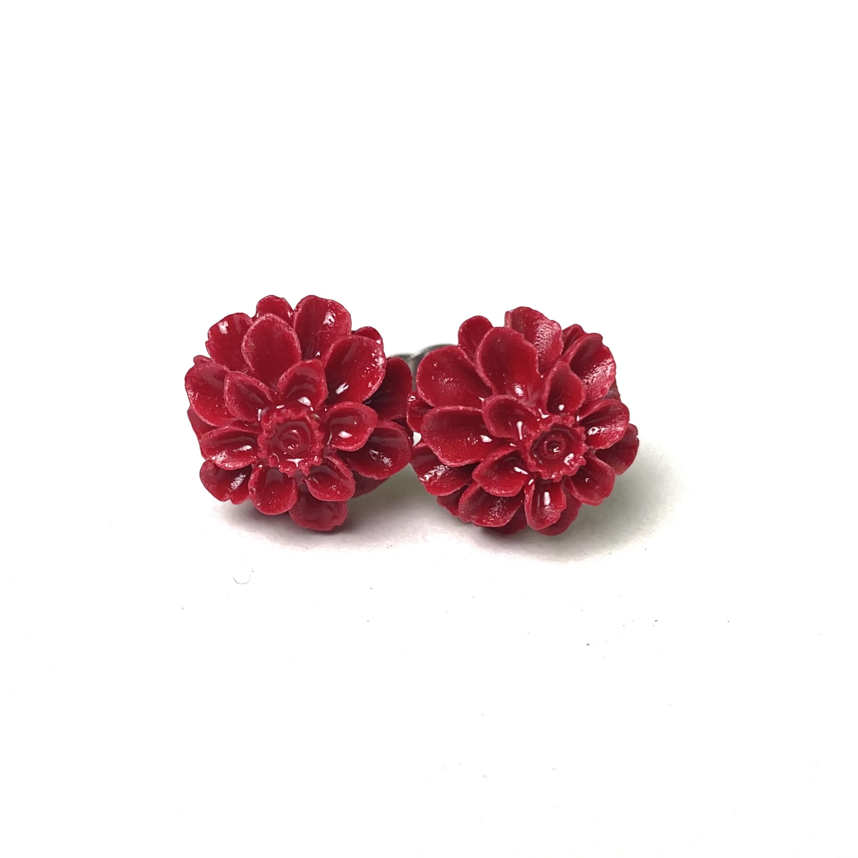 Chrysanthemen Ohrstecker Rubinrot – Handmade Edelstahl | Blumenohrringe von Just Trisha | Kleine Auflage Geschenkidee Chrysanthemen Ohrstecker Rubinrot - Handmade Edelstahl | Blumenohrringe von Just Trisha | Kleine Auflage Geschenkidee