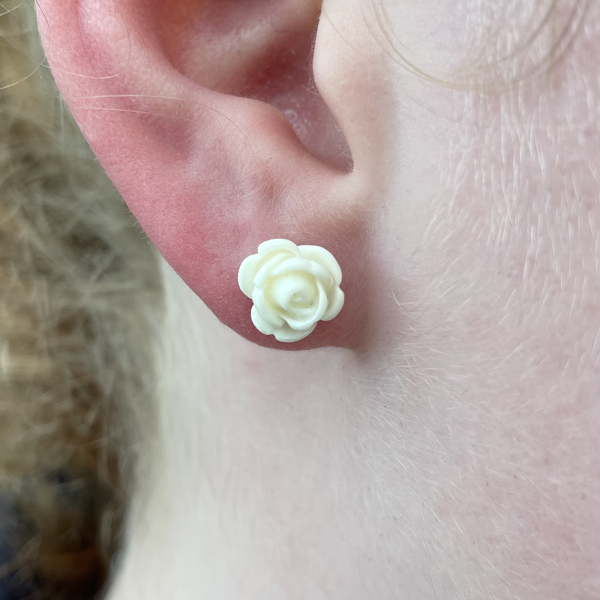 Kleine Rosen Ohrstecker creme – Handmade Edelstahl | Blumenohrringe von Just Trisha | Kleine Auflage Geschenkidee Kleine Rosen Ohrstecker creme – Handmade Edelstahl | Blumenohrringe von Just Trisha | Kleine Auflage Geschenkidee