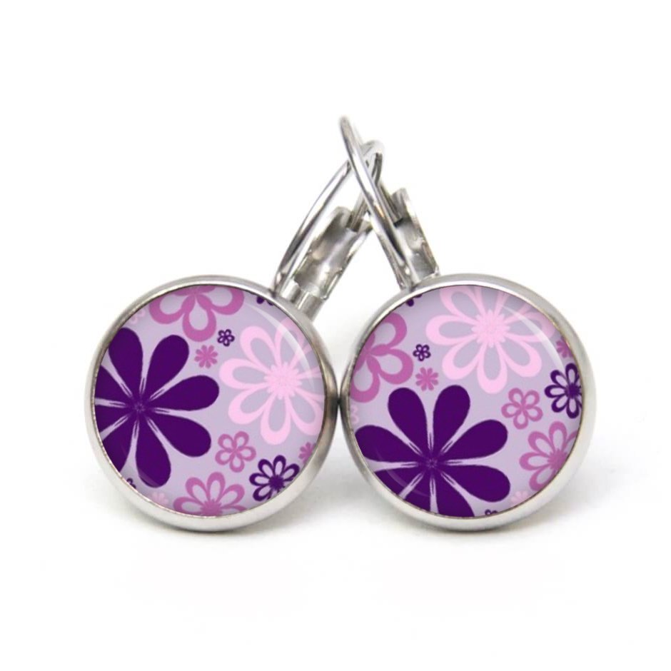 Ohrstecker, Ohrhänger, Clipse & Druckknopf – Motiv Retro Daisy Lila Rosa – Schmuck aus Edelstahl Ohrstecker, Ohrhänger, Clipse & Druckknopf – Motiv Retro Daisy Lila Rosa – Schmuck aus Edelstahl