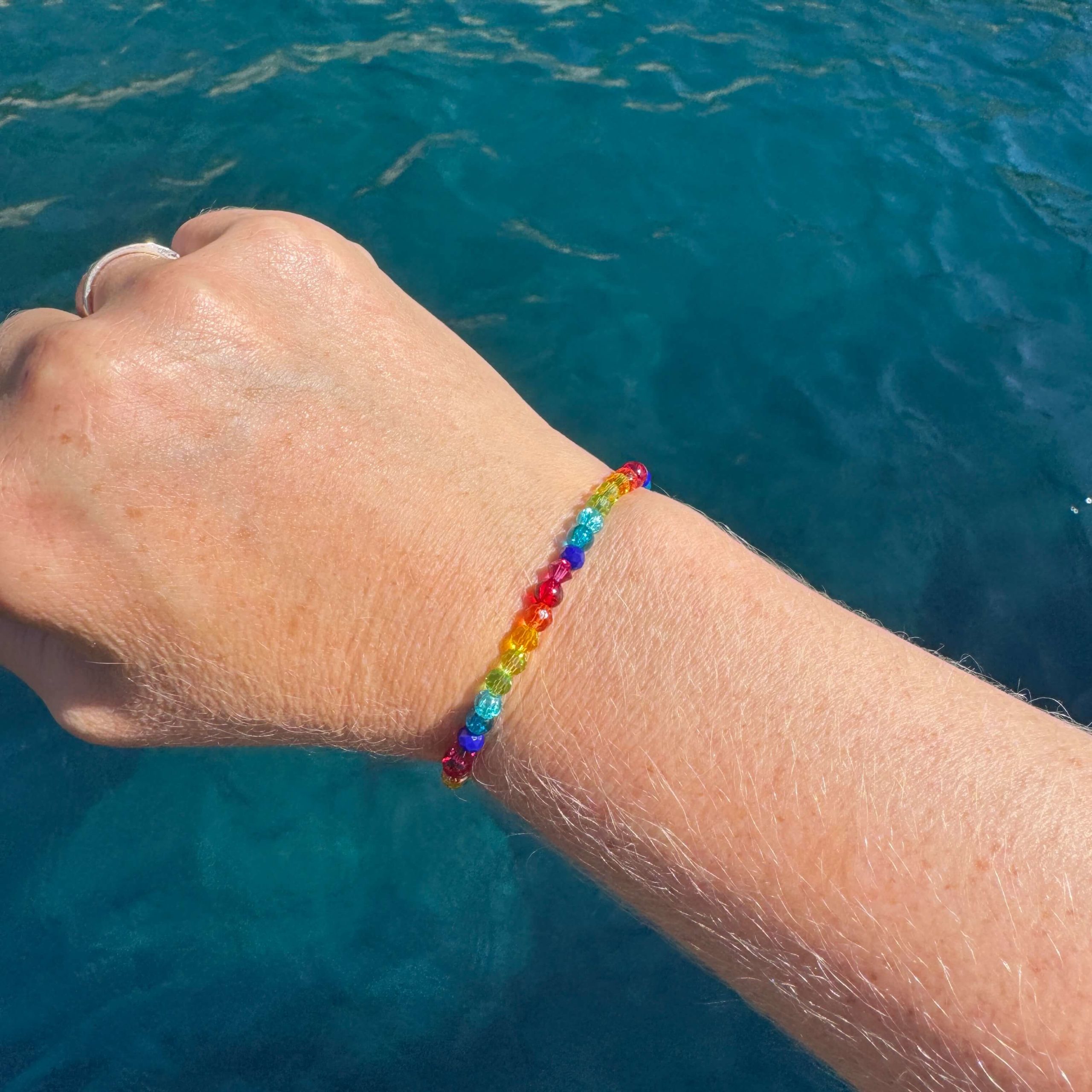 Zartes Perlenarmband in Regenbogen Farben – stabiles Gummiband Zartes Perlenarmband in Regenbogen Farben - stabiles Gummiband