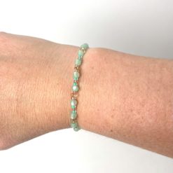 Zartes Perlenarmband mit mint grün und goldenen Perlen – stabiles Gummiband Zartes Perlenarmband mit mint grün und goldenen Perlen - Gummiband