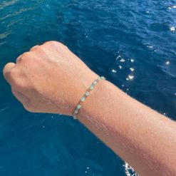 Zartes Perlenarmband mit mint grün und goldenen Perlen – stabiles Gummiband Zartes Perlenarmband mit mint grün und goldenen Perlen - stabiles Gummiband
