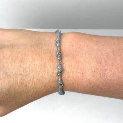 Zartes Perlenarmband mit blauer Jade und goldenen Glasperlen – stabiles Gummiband Zartes Perlenarmband mit türkiser Jade und goldenen Glasperlen - Gummiband