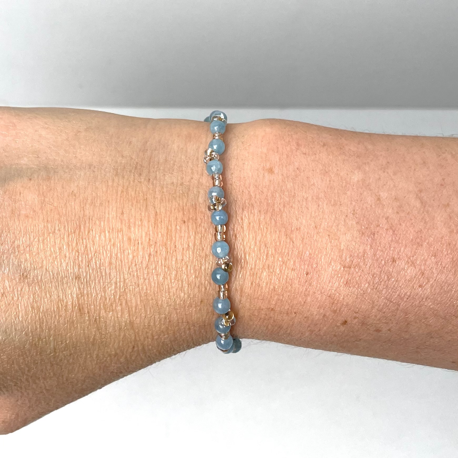 Zartes Perlenarmband mit blauer Jade und goldenen Glasperlen – stabiles Gummiband Zartes Perlenarmband mit türkiser Jade und goldenen Glasperlen - Gummiband