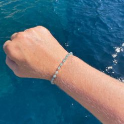 Zartes Perlenarmband mit blauer Jade und goldenen Glasperlen – stabiles Gummiband Zartes Perlenarmband mit blauer Jade und goldenen Glasperlen - stabiles Gummiband
