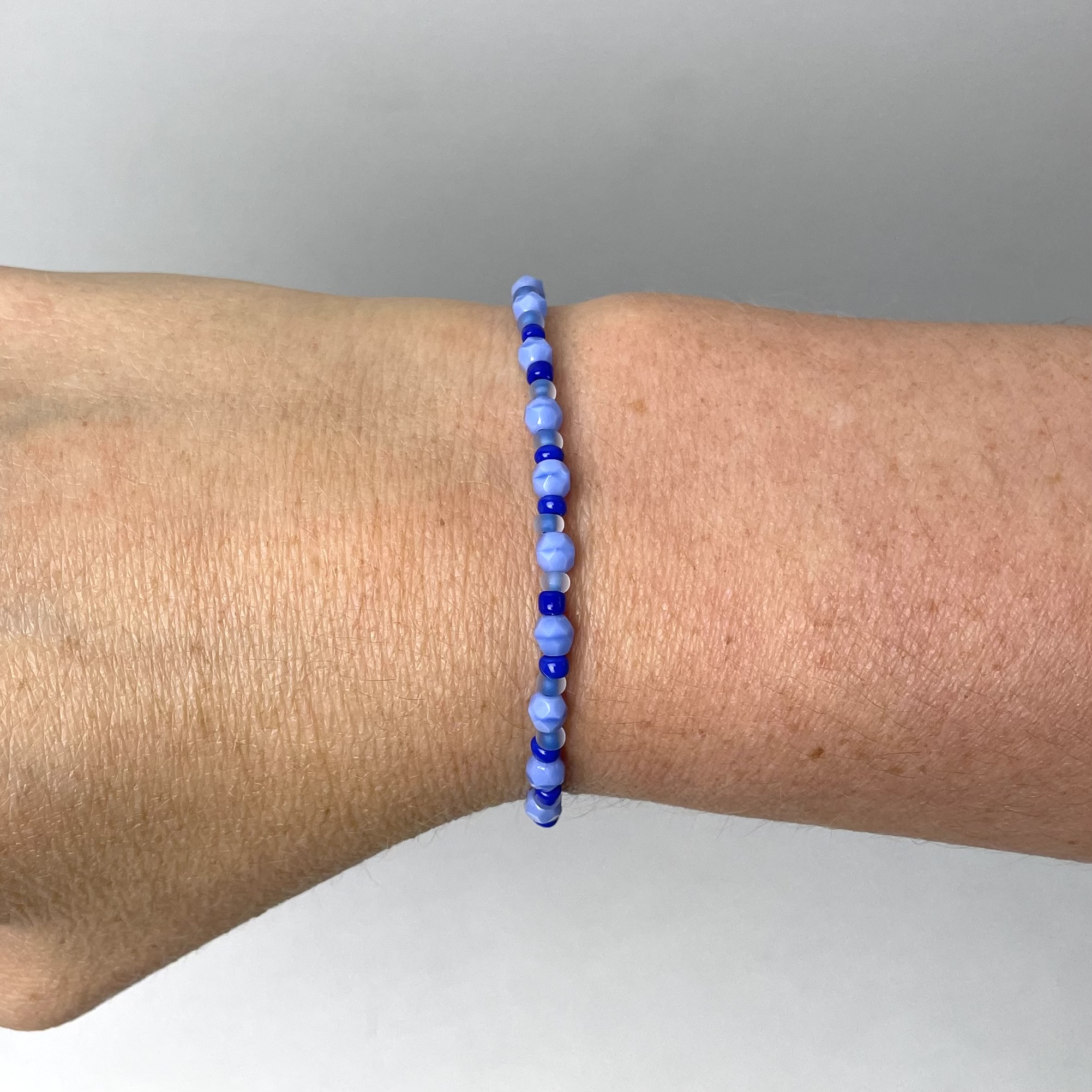 Zartes Perlenarmband mit blauen Perlen – stabiles Gummiband Zartes Perlenarmband mit blauen Perlen - Gummiband