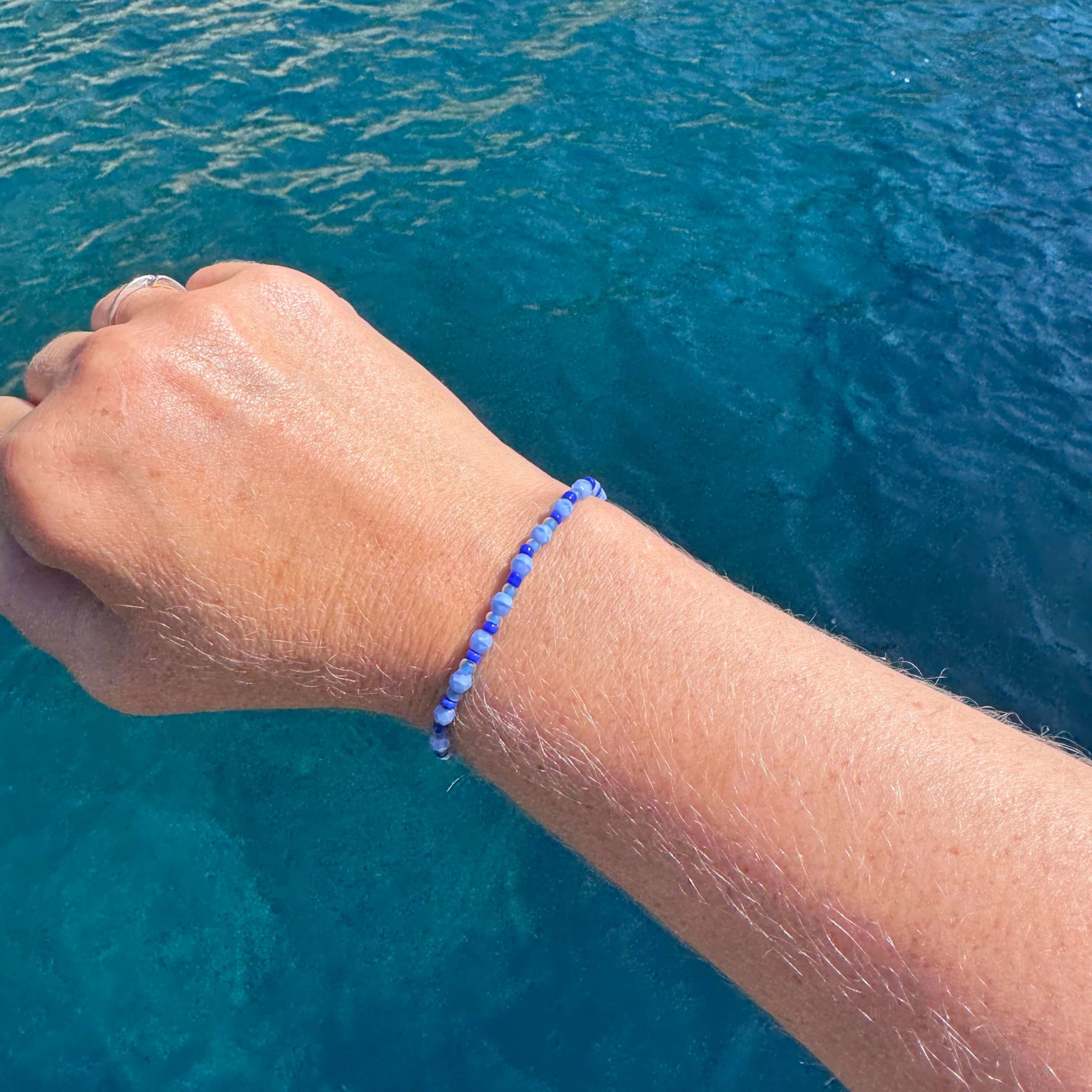 Zartes Perlenarmband mit blauen Perlen – stabiles Gummiband Zartes Perlenarmband mit blauen Perlen - stabiles Gummiband