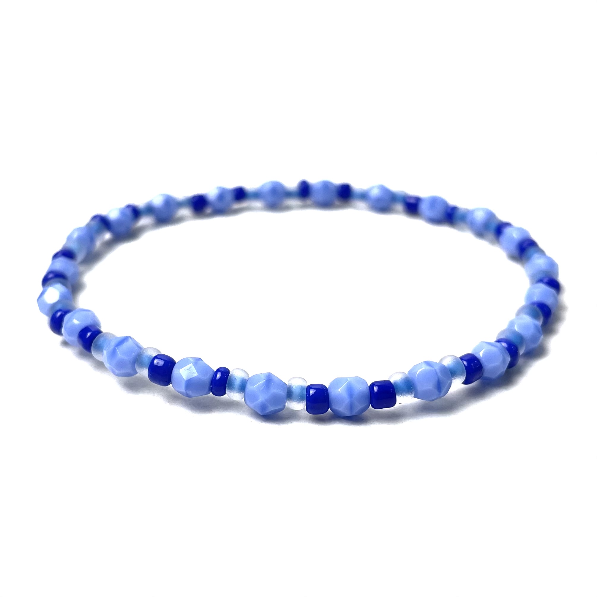 Zartes Perlenarmband mit blauen Perlen – stabiles Gummiband Zartes Perlenarmband mit blauen Perlen - Gummiband