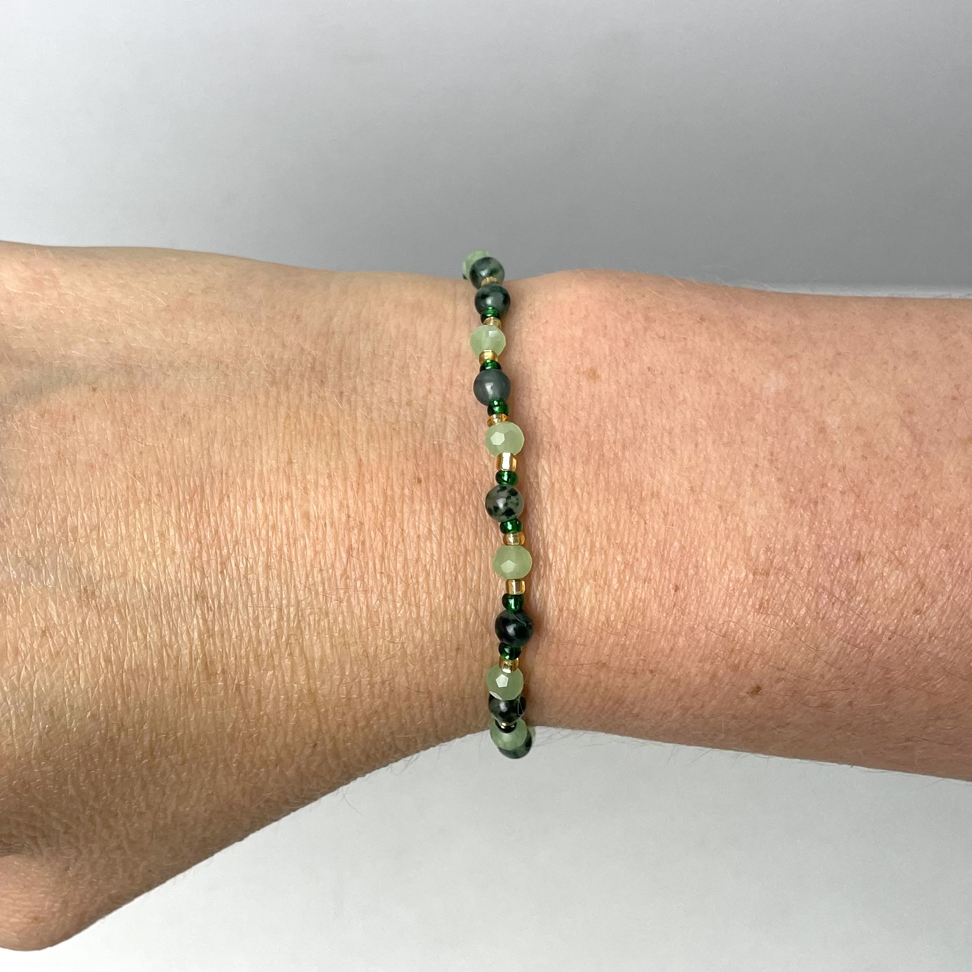 Zartes Perlenarmband mit grün goldenen Perlen – stabiles Gummiband Zartes Perlenarmband mit grün goldenen Perlen - stabiles Gummiband
