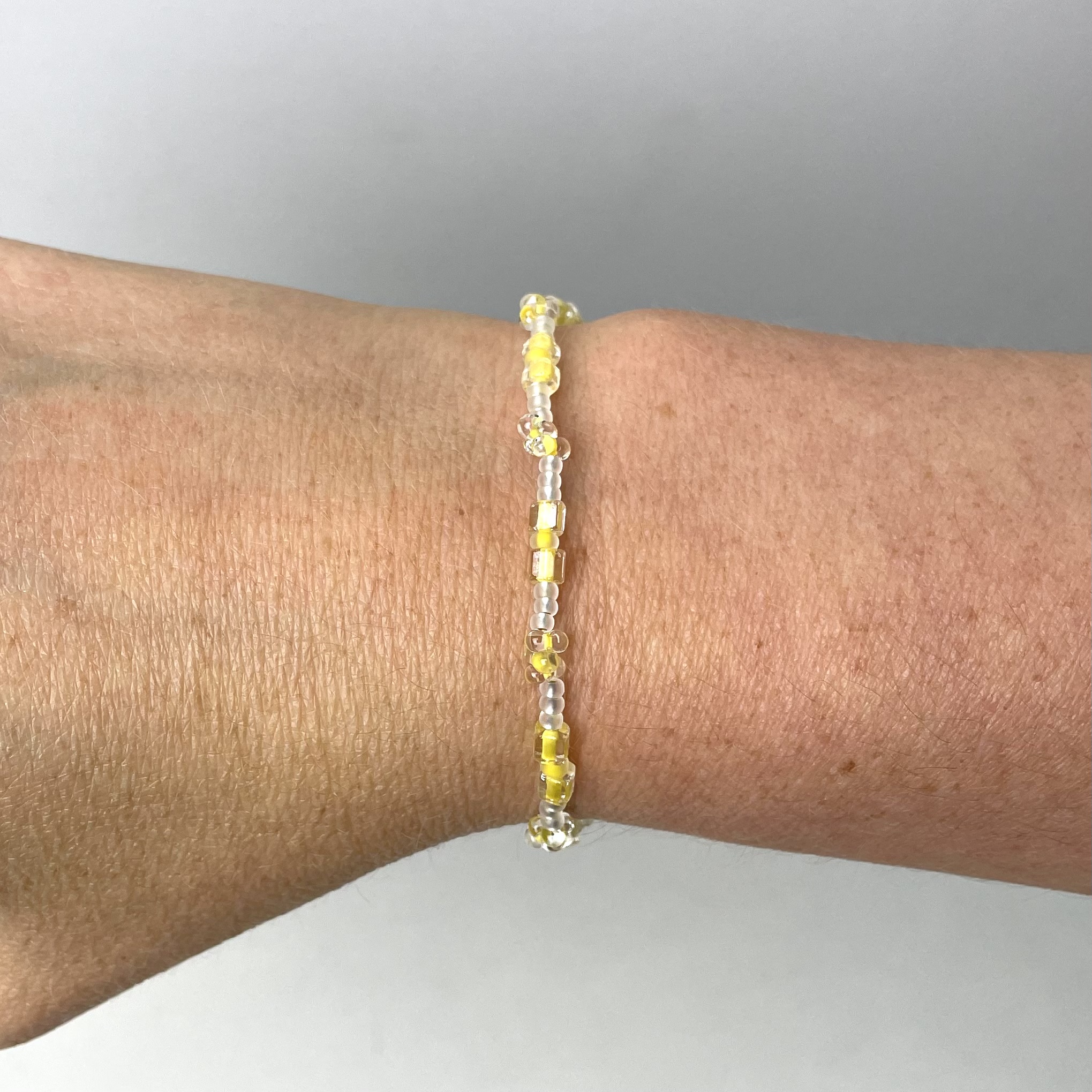 Zartes Perlenarmband mit gelben Perlen – stabiles Gummiband Zartes Perlenarmband mit gelben Perlen - Gummiband