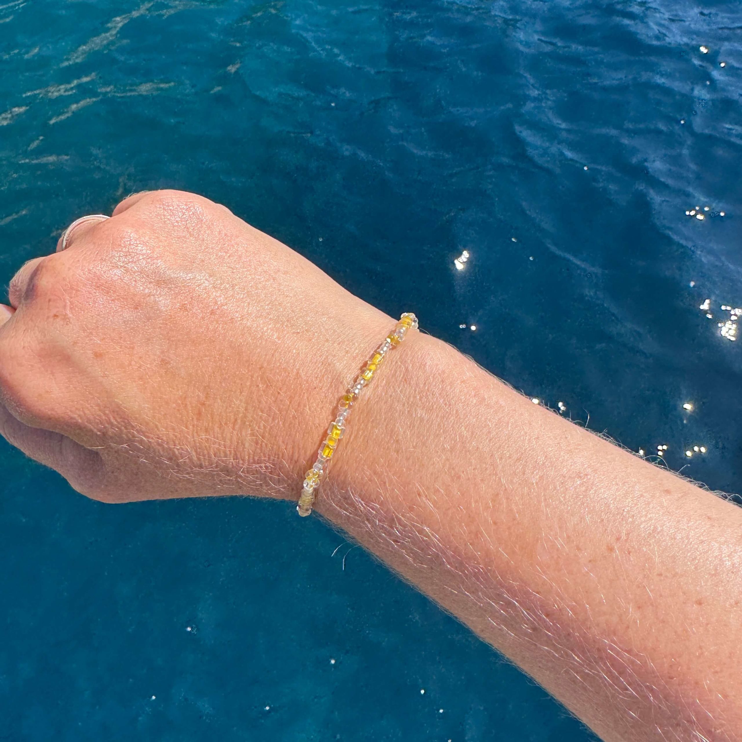 Zartes Perlenarmband mit gelben Perlen – stabiles Gummiband Zartes Perlenarmband mit gelben Perlen - stabiles Gummiband