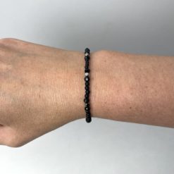 Zartes Perlenarmband mit schwarzen und silbernen Perlen – stabiles Gummiband Zartes Perlenarmband mit schwarzen und silbernen Perlen - Gummiband