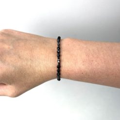Zartes Perlenarmband mit schwarzen Perlen – stabiles Gummiband Zartes Perlenarmband mit schwarzen Perlen - stabiles Gummiband