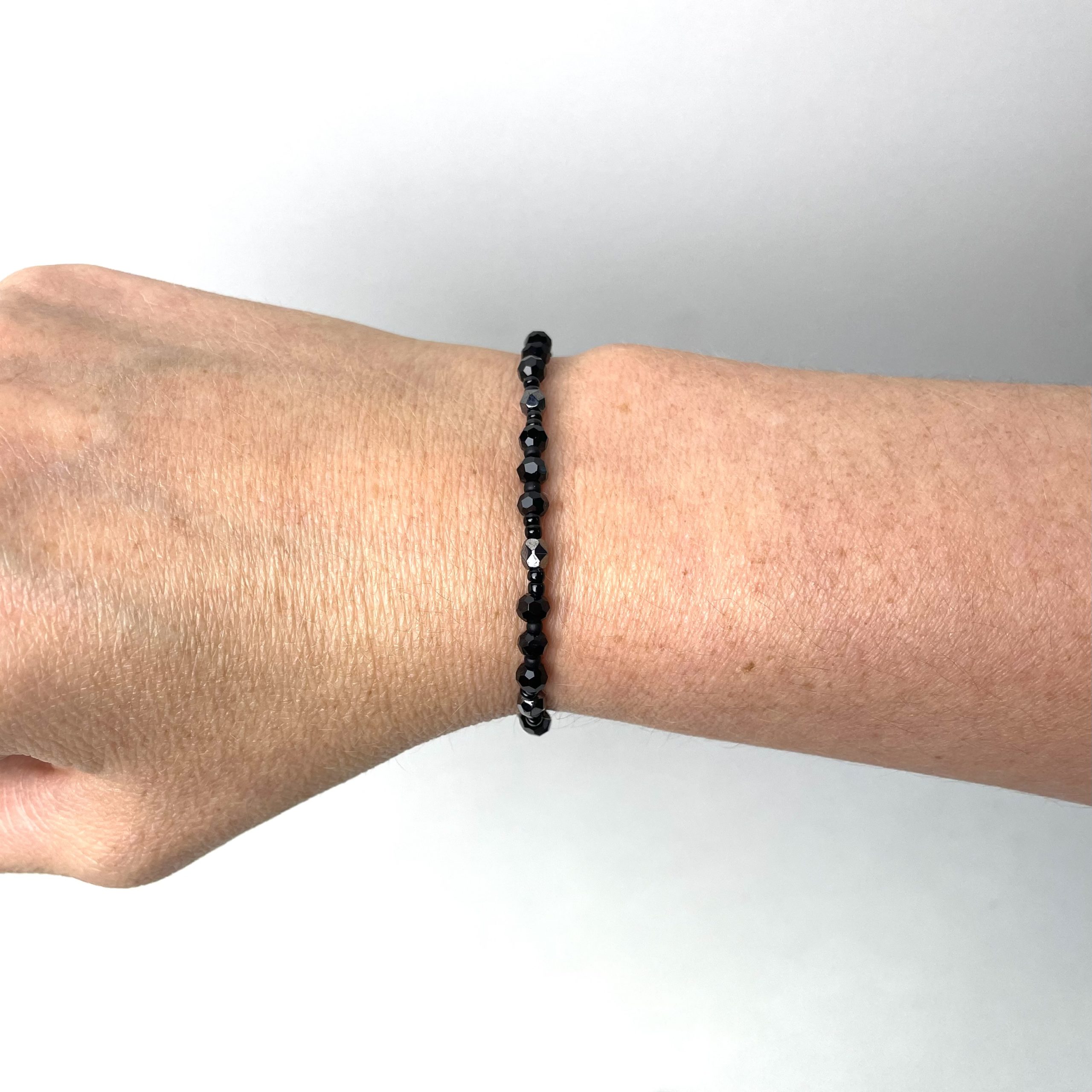 Zartes Perlenarmband mit schwarzen Perlen – stabiles Gummiband Zartes Perlenarmband mit schwarzen Perlen - stabiles Gummiband