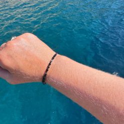 Zartes Perlenarmband mit schwarzen Perlen – stabiles Gummiband Zartes Perlenarmband mit schwarzen Perlen - stabiles Gummiband