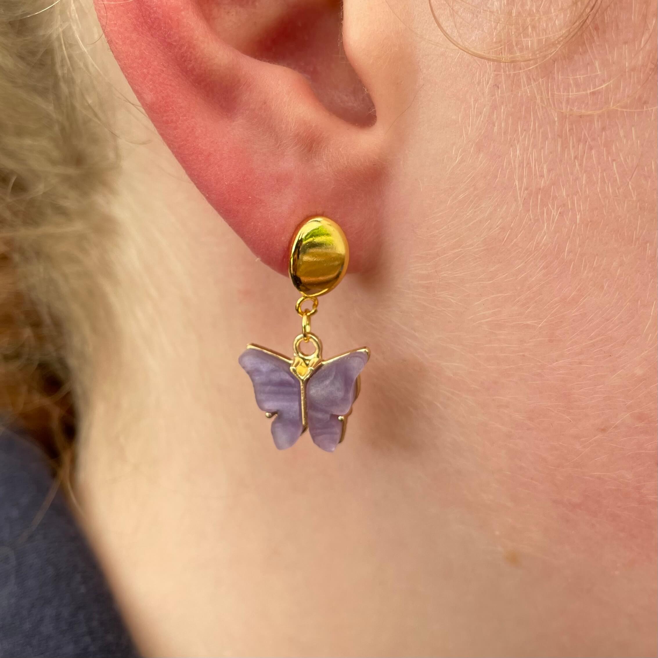 Perlmutt Schmetterling Ohrhänger in lila und gold – Edelstahl Perlmutt Schmetterling Ohrhänger in lila und gold - Edelstahl