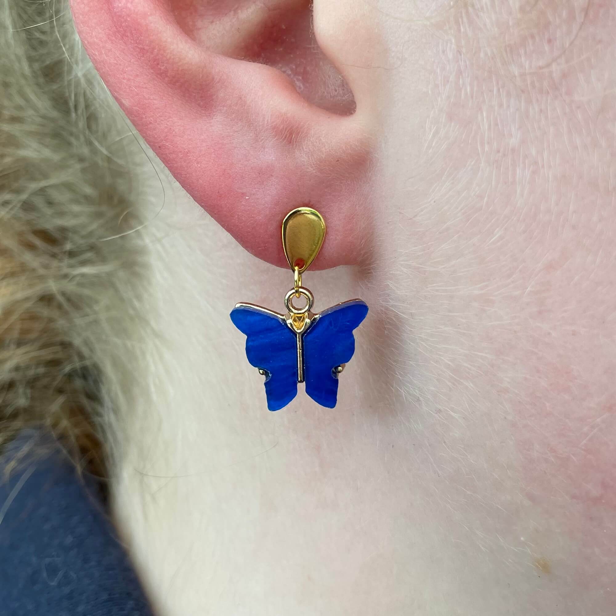 Perlmutt Schmetterling Ohrhänger in blau und gold – Edelstahl Perlmutt Schmetterling Ohrhänger in blau und gold - Edelstahl
