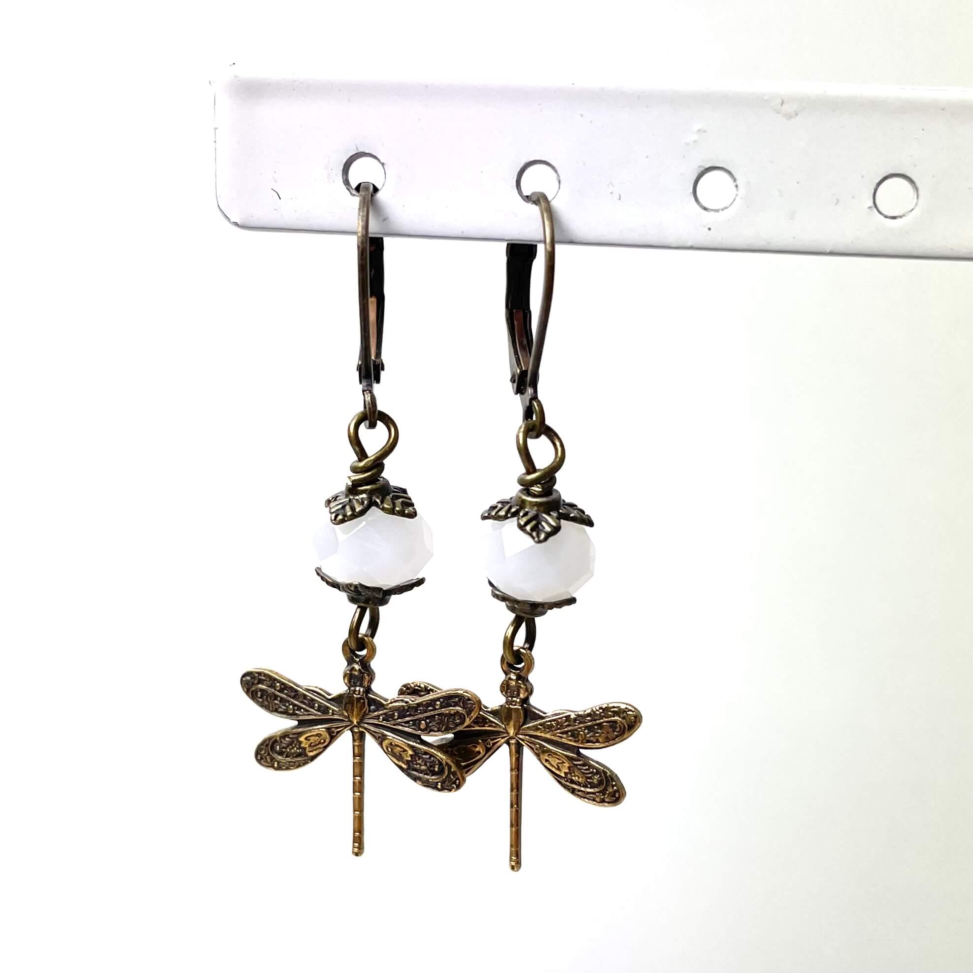 Bronzene Vintage Ohrringe Libelle mit creme weißer Glasschliffperle Bronzene Vintage Ohrringe Libelle mit creme weißer Glasschliffperle