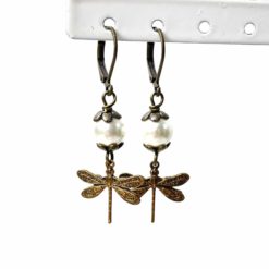 Bronzene Vintage Ohrringe Libelle mit creme weißer Perle Bronzene Vintage Ohrringe Libelle mit creme weißer Perle