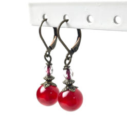 Ohrringe aus Bronze mit rubin rot glänzender Polaris Perle Ohrringe aus Bronze mit rubin rot glänzender Polaris Perle