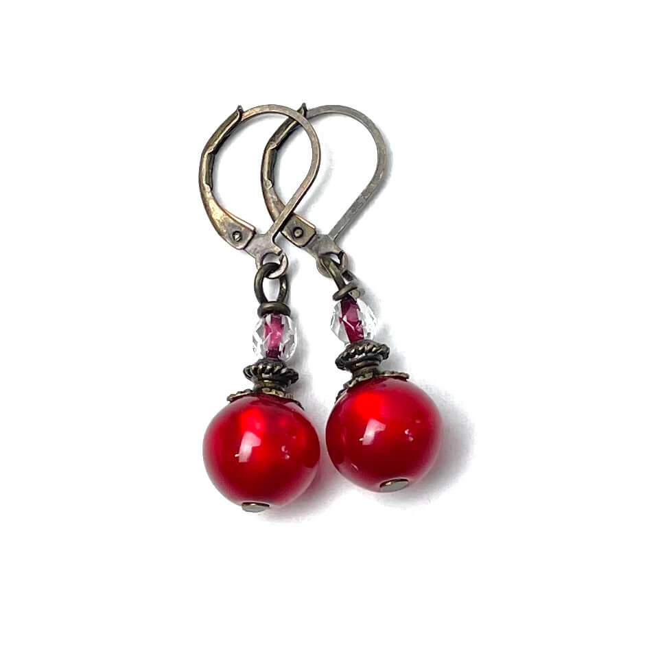 Ohrringe aus Bronze mit rubin rot glänzender Polaris Perle Ohrringe aus Bronze mit rubin rot glänzender Polaris Perle