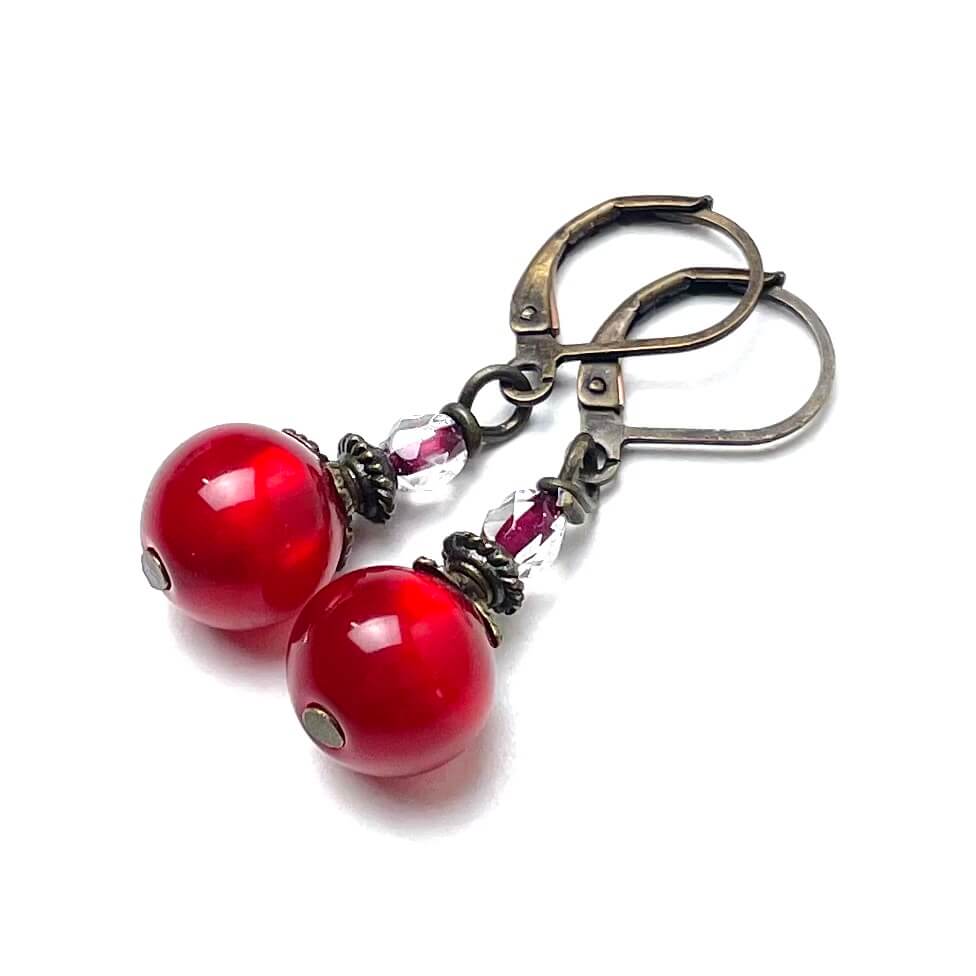 Ohrringe aus Bronze mit rubin rot glänzender Polaris Perle Ohrringe aus Bronze mit rubin rot glänzender Polaris Perle